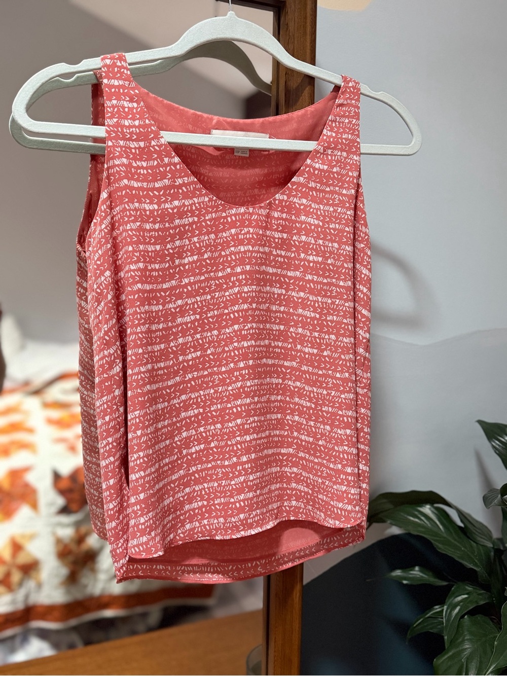 Ann Taylor Loft Sleeveless Coral Patterned blouse PXXS - Like new
